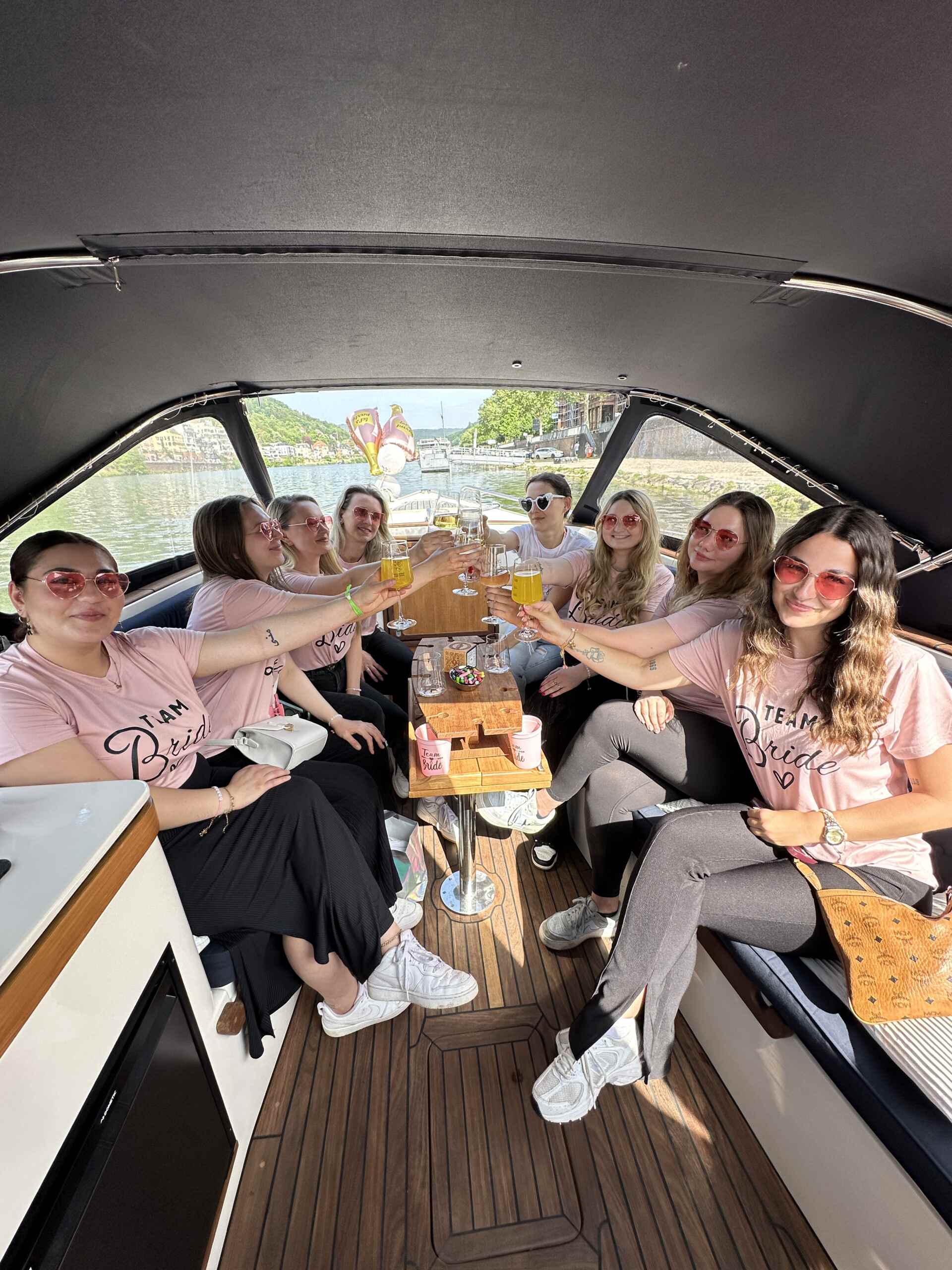 Ein Partyboot von Bootsfahrt Heidelberg ist die ideale Wahl für deinen Junggesellinnenabschied.