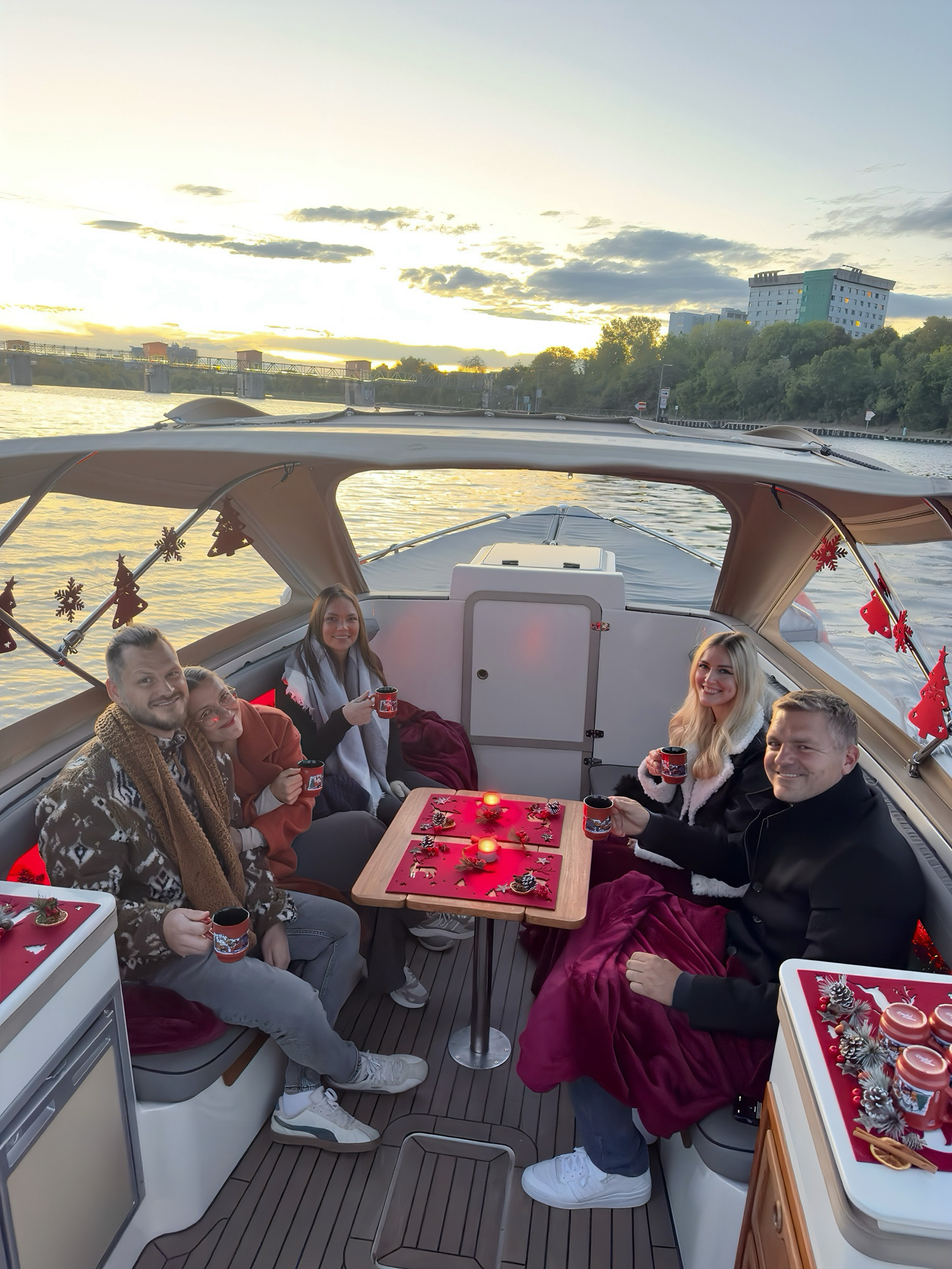 Bootsfahrt Heidelberg bietet eine außergewöhnliche Location für eure Weihnachtsfeier Heidelberg.